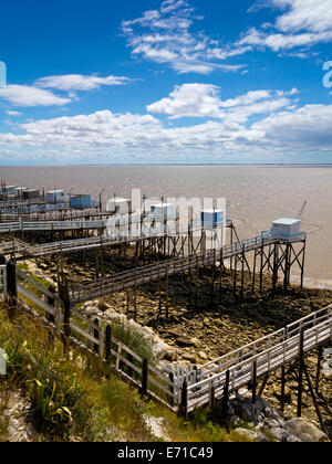 Fischerhütten auf Stelzen über der Mündung der Gironde in der Nähe von Dorf von Talmont-Sur-Gironde in Charente-Maritime Bereich der Süd-West Frankreich Stockfoto