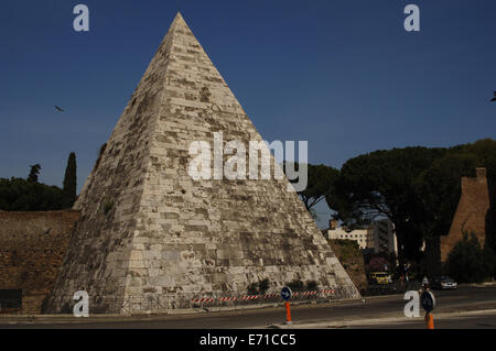 Italien. Rom. Pyramide des Cestius. 12 V. CHR.. Stockfoto