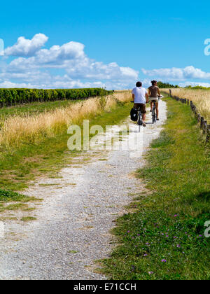 Paar Radfahren neben einem Weinberg in der Nähe von Dorf von Talmont Sur Gironde in Charente-Maritime Bereich der Süd-West Frankreich Stockfoto