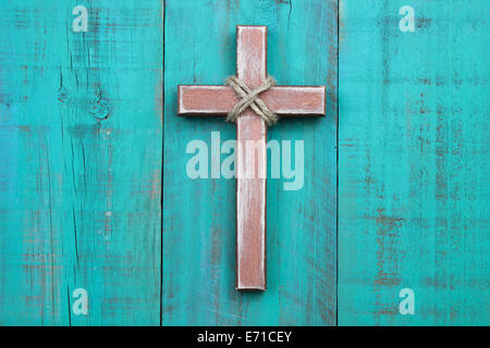 Rugged Holzkreuz hängen rustikale Holz Antik/Petrol blau Hintergrund Stockfoto