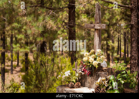 Kreuz und künstliche Blumen auf einem konkreten Altar errichtet in den Wald oberhalb von San Jose de Los Llanos, Teneriffa, Kanarische Inseln Stockfoto