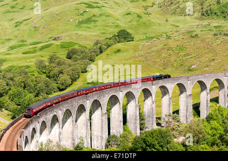 Dampfzug auf Glenfinnan Viadukt, gewölbten Eisenbahnbrücke auf West Highland Line in Lochaber, Schottland Stockfoto