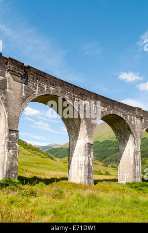 Glenfinnan-Viadukt, gewölbten Eisenbahnbrücke auf West Highland Line in Lochaber, Schottland Stockfoto