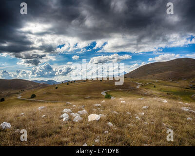 Zwischen den Tälern von Castel Del Monte (AQ) Stockfoto