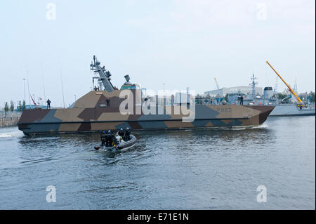 Cardiff, UK. 3. September 2014. Norwegischen Kriegsschiff ist zu sehen. Kriegsschiffe ankommen & Sicherheit ist bei Cardiff Bay am Vorabend des NATO-Gipfels, während die weltweiten Frieden Anhänger in einer Woche der Protest vor dem NATO-Gipfel in Celtic Manor weiter die von 150 Staatschefs und Minister über das 4. & 5. September besucht werden. Mehr als 12 Meilen von neun Fuß hohe "Ring aus Stahl" Zaun ist an wichtigen Standorten und mehr als 9.000 Polizisten alle 43 Polizeikräfte in England und Wales entnommen. Bildnachweis: Graham M. Lawrence/Alamy Live-Nachrichten. Stockfoto