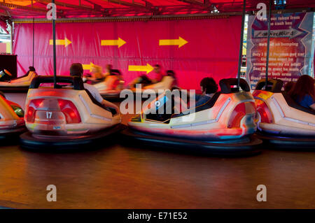 Familie Kirmes Autoscooter Autos in Aktion Stockfoto