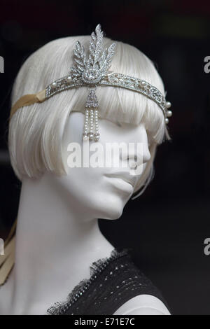 Schaufenster Display Mannequin in ein Diamant und Perle Tiara Stockfoto