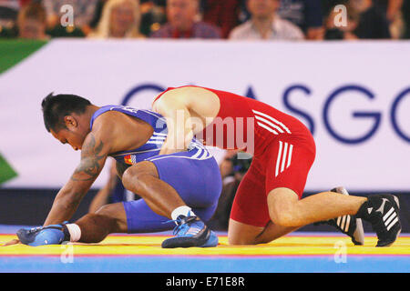 Gareth Jones of Scotland (rot) V Timea Kitiona von Kiribati (blau) in Mens Freestyle 65 kg Ringen an 2014 Commonwealth Games. Stockfoto