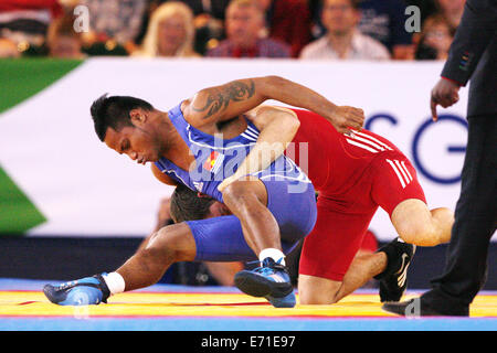 Gareth Jones of Scotland (rot) V Timea Kitiona von Kiribati (blau) in Mens Freestyle 65 kg Ringen an 2014 Commonwealth Games. Stockfoto