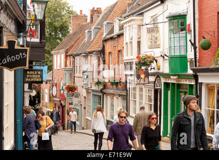 Menschen zu Fuß auf einem steilen Hügel, eine alte Straße in Lincoln, England UK Stockfoto