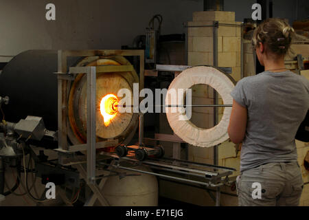 Glas wird in einem Ofen erhitzt Stockfoto