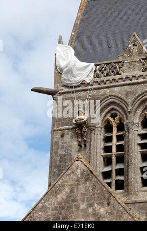 Denkmal für John Steele auf der Turmspitze des bloßen Sainte Eglise Church, Normandie, Frankreich. Stockfoto