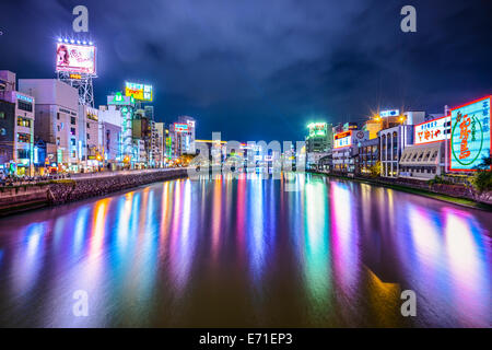 FUKUOKA, JAPAN - 7. Dezember 2012: Fukuoka Stadtbild entlang des Flusses Naka. Das Gebiet ist das Zentrum des Nachtlebens der Stadt. Stockfoto