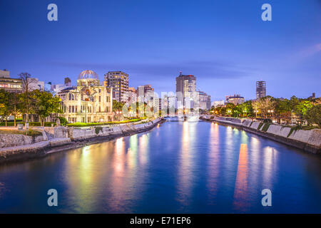 Hiroshima, Japan Stadt Skyline auf dem Otagawa Fluss und Friedenspark. Stockfoto