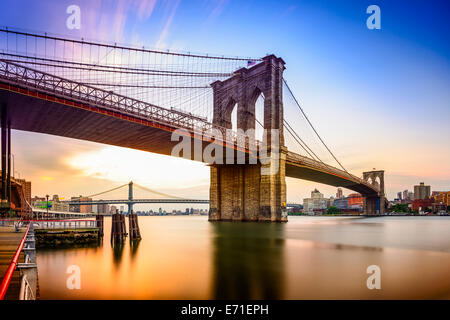 New York City, USA an der Brooklyn Bridge und East River in der Morgendämmerung. Stockfoto