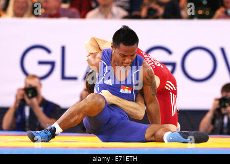 Gareth Jones of Scotland (rot) V Timea Kitiona von Kiribati (blau) in Mens Freestyle 65 kg Ringen an 2014 Commonwealth Games. Stockfoto