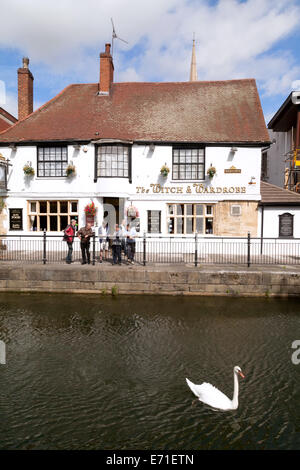 Die Hexe und die Garderobe Pub, ein 16. Jahrhundert aufbauend auf Wasser, Fluss Witham, Lincoln Lincolnshire UK Stockfoto