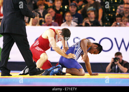 Gareth Jones of Scotland (rot) V Timea Kitiona von Kiribati (blau) in Mens Freestyle 65 kg Ringen an 2014 Commonwealth Games. Stockfoto