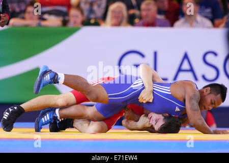 Gareth Jones of Scotland (rot) V Timea Kitiona von Kiribati (blau) in Mens Freestyle 65 kg Ringen an 2014 Commonwealth Games. Stockfoto