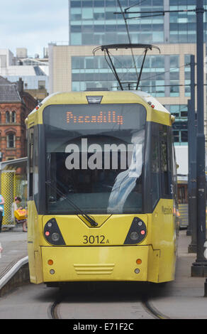 Metrolink Straßenbahn in St. Petersplatz, Manchester. Stockfoto