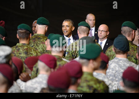 Tallinn. 3. Sep, 2014. US-Präsident Barack Obama begrüßt uns und estnischen Service-Mitglieder nach der Lieferung einer Rede an einem Flughafen in Tallinn, Estland, 3. September 2014, vor seiner Abreise nach NATO-Gipfel in Wales. Bildnachweis: SERGEI STEPANOV/Xinhua/Alamy Live-Nachrichten Stockfoto
