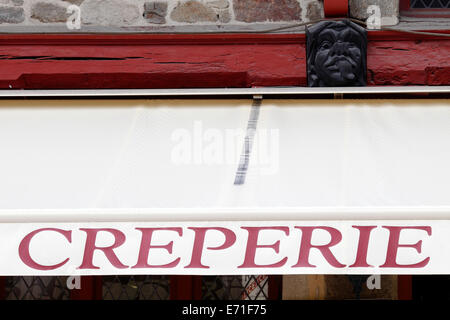 Creperie am Port Dinan, Frankreich Stockfoto