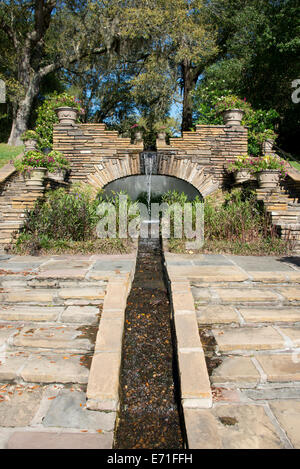 USA, Alabama, Theodore in der Nähe von Mobile. Historische Bellingrath Gardens und Zuhause. Garten Felsen Wasserfall Brunnen. Stockfoto