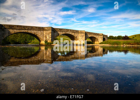 Blick auf Burnsall fünf Bogenbrücke, North Yorkshire, über die die Dalesway geht Stockfoto