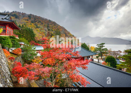 Nikko, Japan betrachtet im Herbst von Chuzen-Ji-Tempel-Komplex. Stockfoto