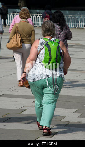 Eine beleibte Frau fotografiert von hinten, London Stockfoto