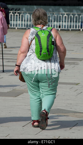 Eine beleibte Frau fotografiert von hinten, London Stockfoto