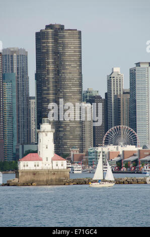 USA, Illinois, Chicago, Lake Michigan Blick auf die Skyline von Chicago. Navy Pier und der historische Leuchtturm von Chicago Hafen. Stockfoto