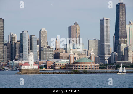 USA, Illinois, Chicago, Lake Michigan Blick auf die Skyline von Chicago. Navy Pier und der historische Leuchtturm von Chicago Hafen. Stockfoto