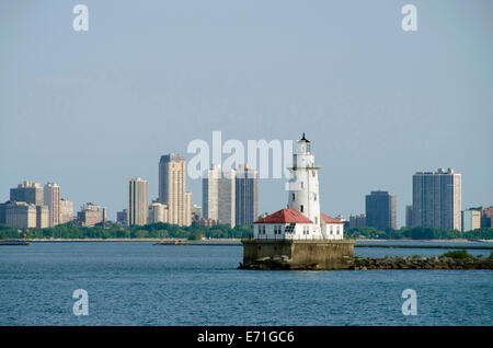 USA, Illinois, Chicago, Lake Michigan Blick auf die Skyline von Chicago mit dem Chicago-Hafen-Leuchtturm. Stockfoto