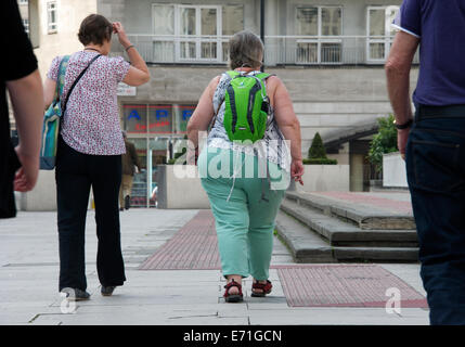 Eine beleibte Frau fotografiert von hinten, London Stockfoto