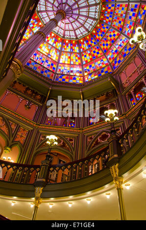 USA, Louisiana, Baton Rouge. Historische alte State Capitol Building. Wendeltreppe und reich verzierte Glasfenster Decke. Stockfoto