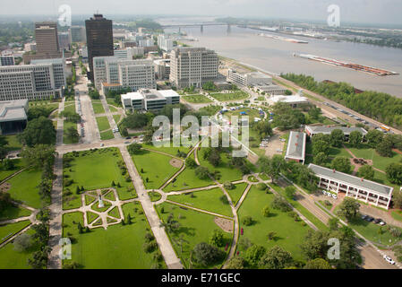 USA, Louisiana, Baton Rouge. Blick auf Innenstadt und Mississippi Fluß von der Aussichtsplattform des Louisiana State Capitol. Stockfoto