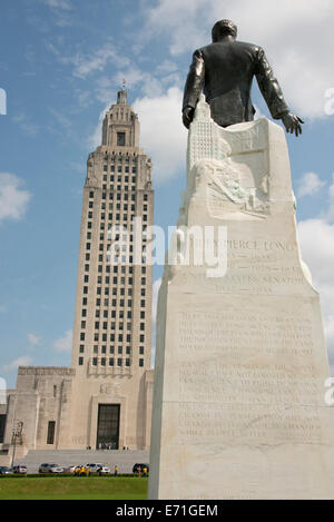 USA, Louisiana, Baton Rouge. Louisiana State Capitol building, Art-deco-Stil mit dem Huey P. Long Grab und Denkmal. Stockfoto