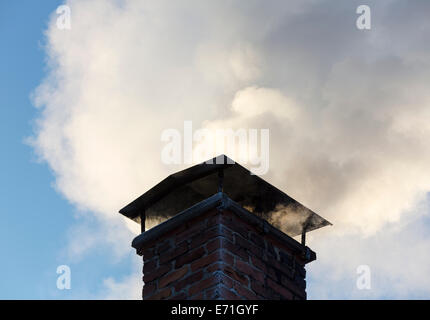 Rauch aus dem Schornstein, Heizung das Haus im Winter Stockfoto