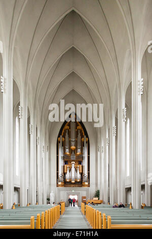 Innenraum der Kirche Hallgrimskirkja, Reykjavik, Island Stockfoto