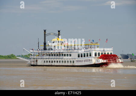 USA, Louisiana, New Orleans. Mississippi Fluß, traditionelle Sightseeing-Schaufelrad-Dampfer Riverboat, "Creole Queen" Stockfoto