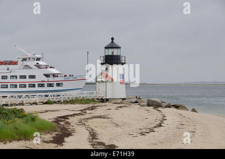 USA, Massachusetts, Nantucket. Brant Point Lighthouse und Hy-Line Grande Punto Fähre. Stockfoto