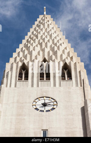 Uhr auf der Außenseite der Kirche Hallgrimskirkja, Reykjavik, Island Stockfoto