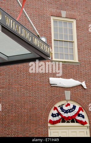 USA, Massachusetts, New Bedford Whaling Museum. Museum-Fassade mit weißen Wal. Stockfoto