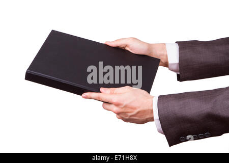Geschäftsmann hand halten schwarzen Notizbuch und Abdeckung, isoliert auf weißem Hintergrund zeigt. Stockfoto