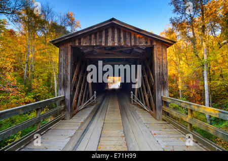 Elder überdachte Brücke in der Herbstsaison in's Oconee, Georgia, USA. Stockfoto