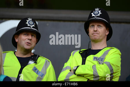Zwei Westmidlands Polizei Offiziere Polizisten Offizier Polizisten im Dienst sprechen Stockfoto