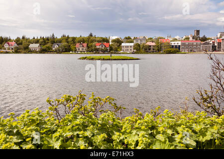 Tjörnin-Sees und Wohnhäuser am Seeufer, Reykjavik, Island Stockfoto