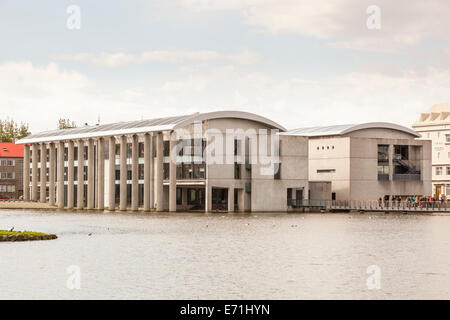 Rathaus am Tjörnin See, Reykjavik, Island Stockfoto