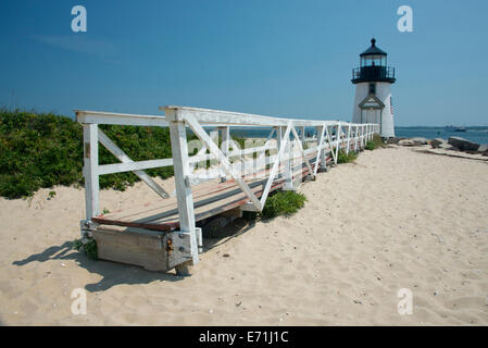 USA, Massachusetts, Nantucket. Alten Holzsteg, Brant Point Lighthouse, das zweite älteste Leuchtturm in den USA. Stockfoto